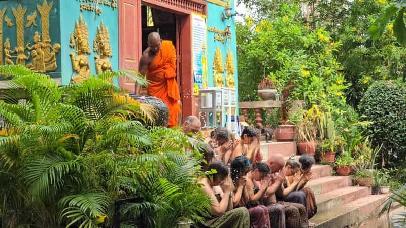 Billet Siem Reap : bénédiction de l'eau par les bouddhistes cambodgiens et marché local