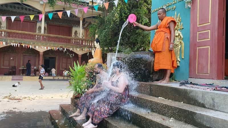 Billet Siem Reap : bénédiction de l'eau par les bouddhistes cambodgiens et marché local