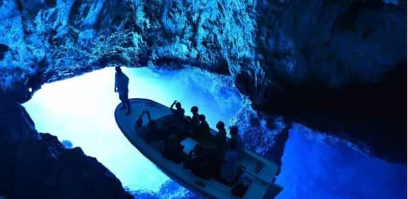 Billet Circuit dans les îles et grottes bleues avec plongée en apnée au départ de Split