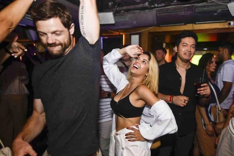 Billet Barcelone : La célèbre tournée des bars : shots gratuits et entrée dans un club VIP