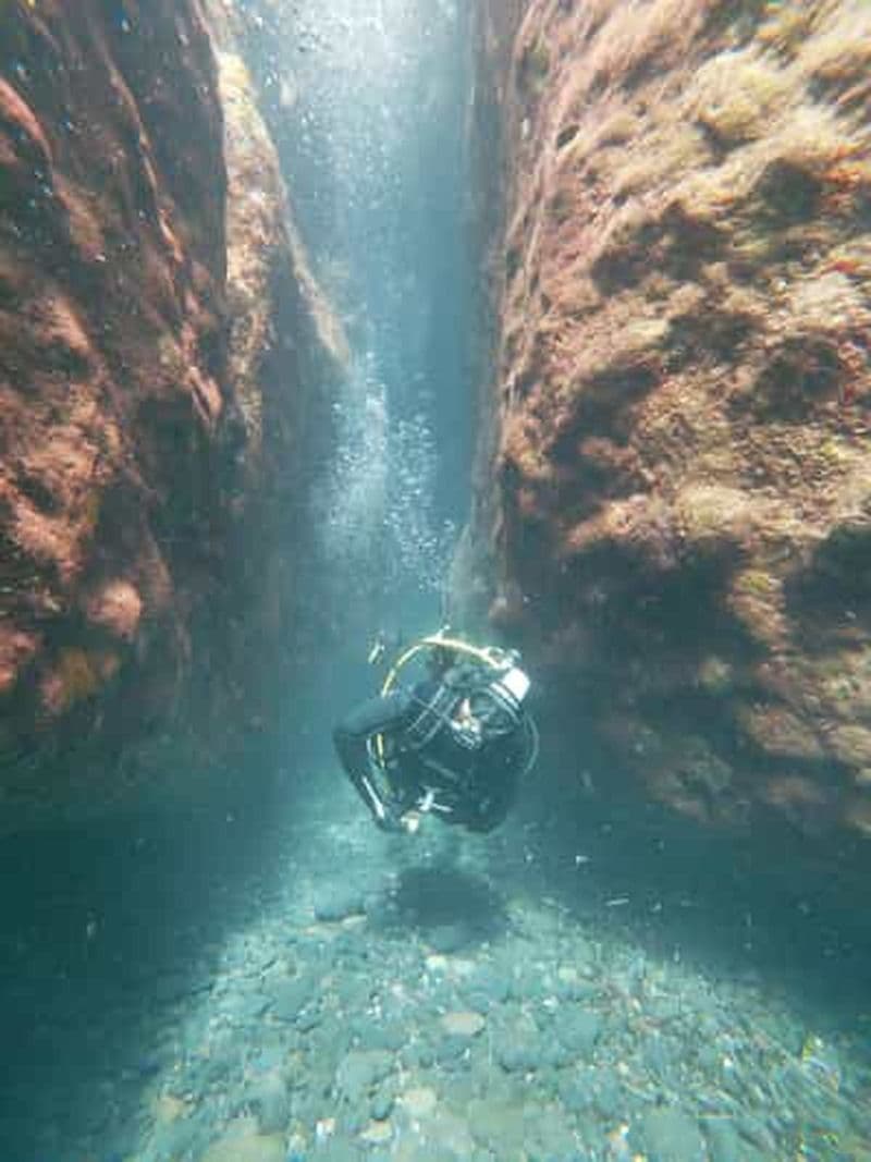 Billet Plongée sous-marine dans la caldeira volcanique et les rivages de Santorin