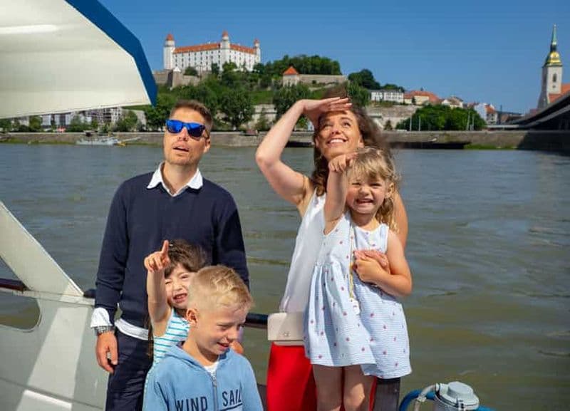 Billet Bratislava : Visite touristique en bus et croisière commentée