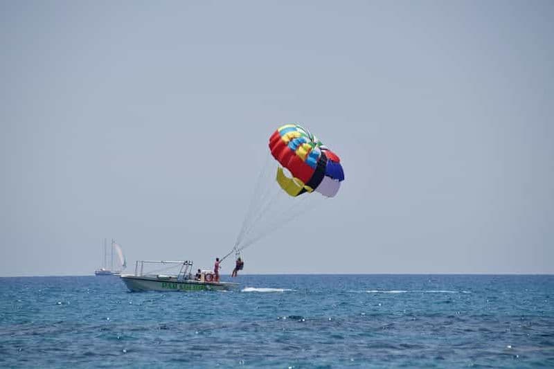 Billet Santorin : Vol en parachute ascensionnel à Black Beach