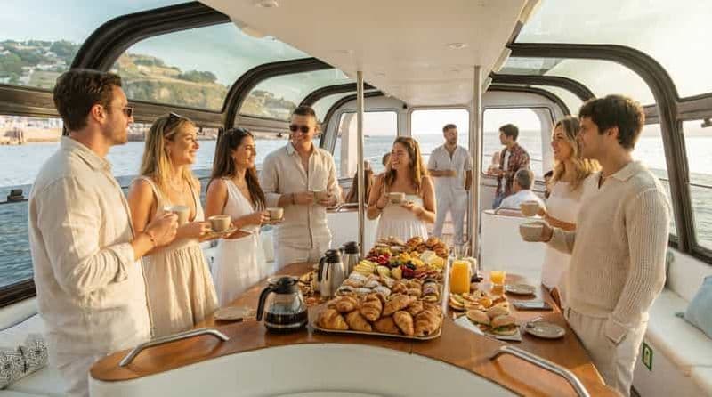 Billet Lisbonne : croisière privée au lever du soleil avec café et pâtisseries
