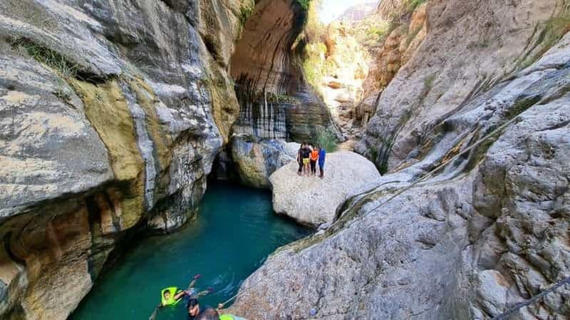Billet Mascate : Aventure Wadi Tiwi, plage de Fins et gouffre de Bimmah