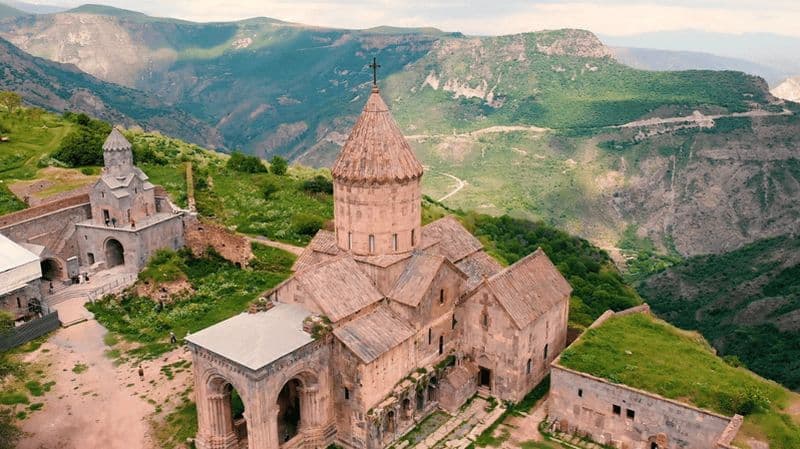 Billet Erevan : Monastère de Tatev, Khndzoresk, cascade de Shaki, Areni