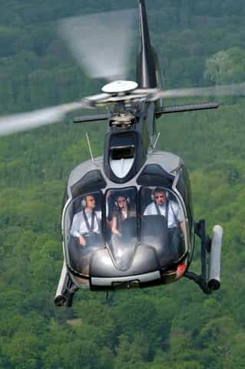 Billet Vol en hélicoptère de 40 minutes au-dessus des châteaux de Bran et de Peles