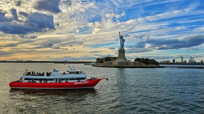 Billet New York : sortie en bateau au coucher du soleil et en soirée avec musique