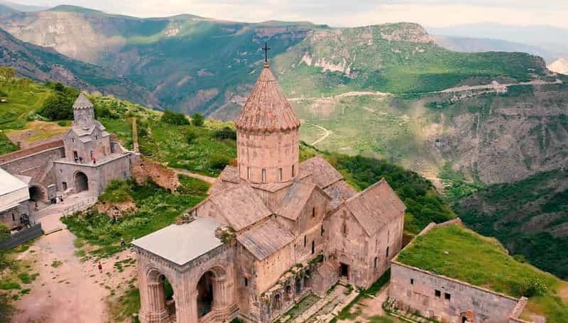 Billet Erevan : Visite de Khndzoresk, du monastère de Tatev et de la cascade de Shaki