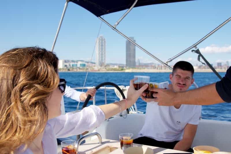 Billet Barcelone : Croisière à la voile avec collations, boissons et planche à pagaie