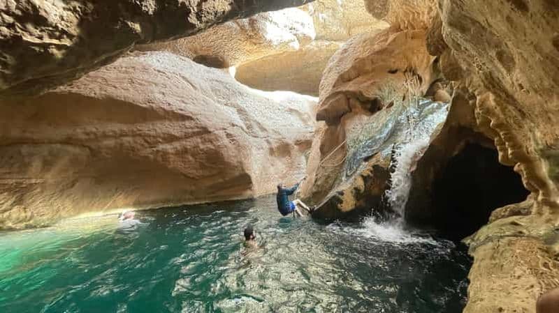 Billet Oman : Wadi Shab, gouffre de Bimmah et camping sur la plage de Fins