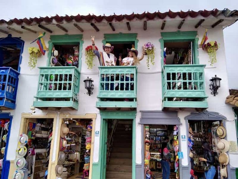 Billet Medellín : visite en petit groupe de Guatapé, tour en bateau de luxe et repas