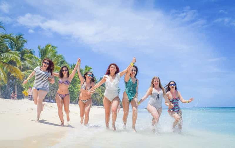 Billet Au départ de Santo Domingo : Excursion d'une journée sur l'île de Saona avec déjeuner et boissons