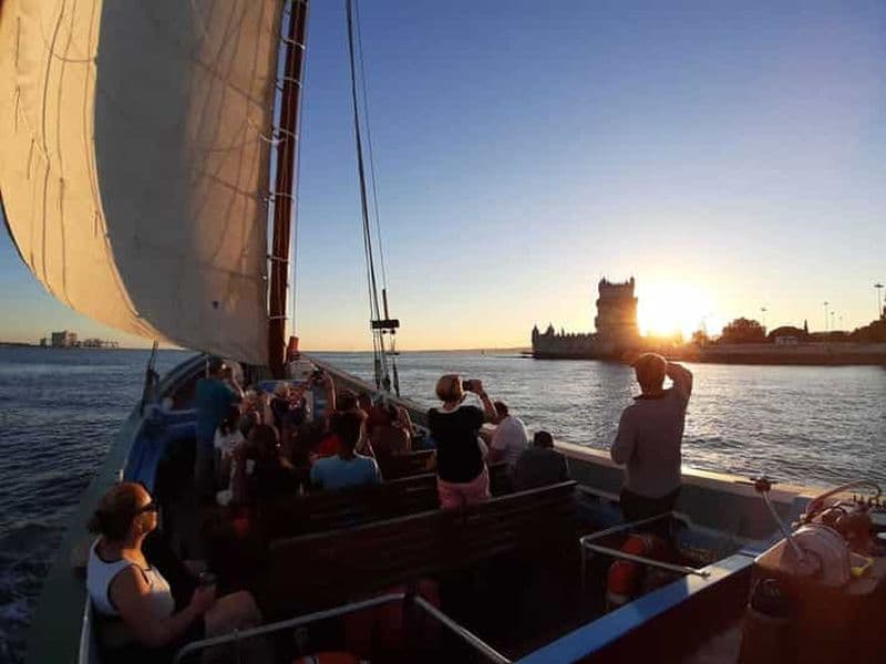 Billet Lisbonne : Croisière sur le Tage au coucher du soleil à bord d'un bateau traditionnel