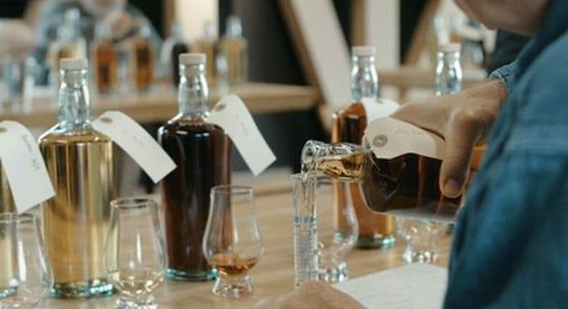 Billet Atelier d'assemblage de whisky breton au cœur d'une distillerie historique à Lannion