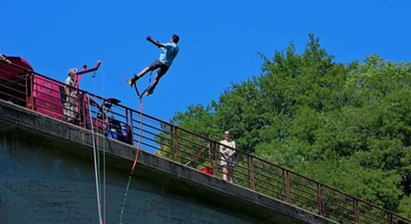 Billet Saut à l'élastique sur le pont de Bezergue près de Castres