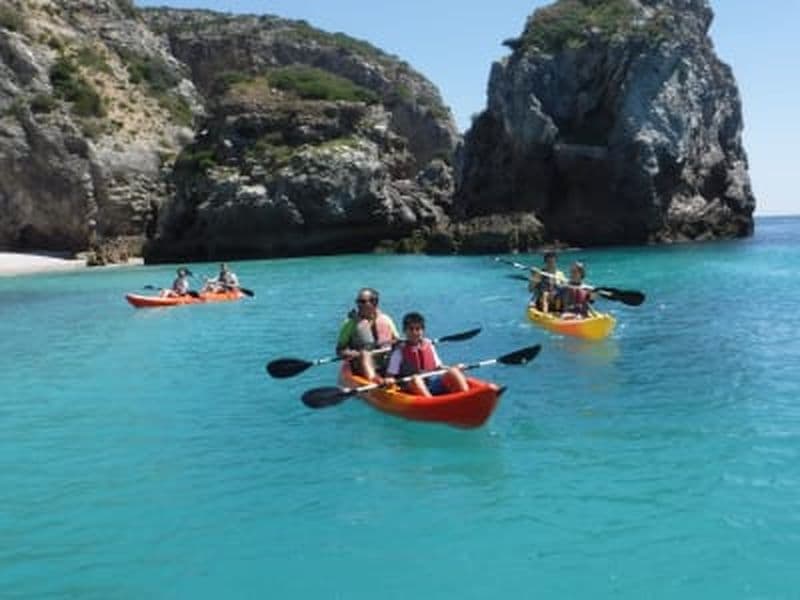 Billet Excursion guidée en kayak de mer à la plage de Ribeiro do Cavalo depuis Sesimbra, parc naturel d’Arrábida