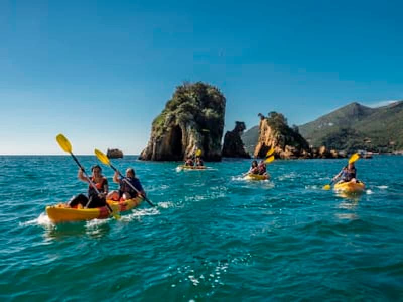 Billet Excursion guidée en kayak de mer et snorkeling dans le parc naturel d'Arrabida, près de Lisbonne