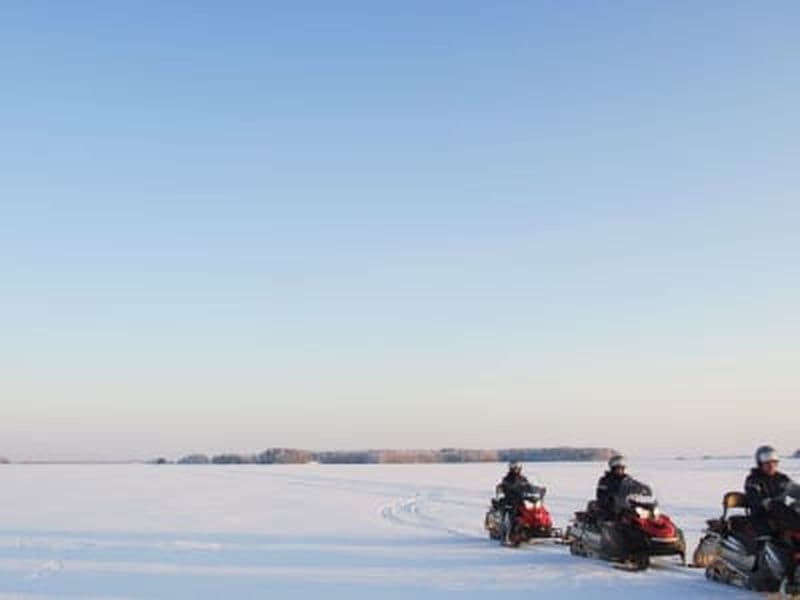 Billet Excursion en motoneige et pêche sur glace dans le parc national de Linnansaari depuis Oravi