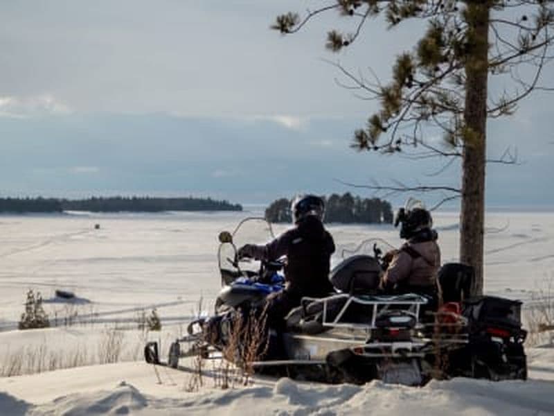 Billet Randonnée en motoneige sur le lac Saint-Jean près de Saguenay