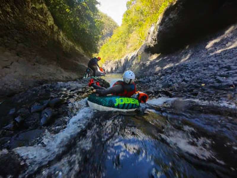 Billet Tubing dans la rivière Langevin à Saint-Joseph, La Réunion