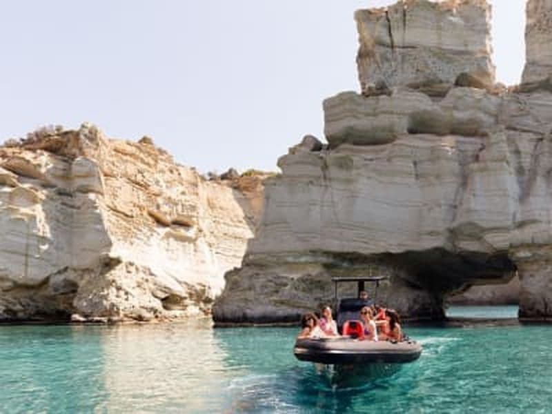 Billet Excursion en bateau privé d'une demi-journée autour de Kleftiko et Sikia depuis Pollonia, à Milos