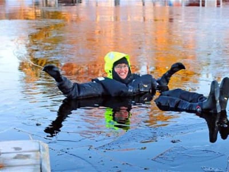 Billet Ice floating dans le canal d'Oravi près du parc national de Linnansaari