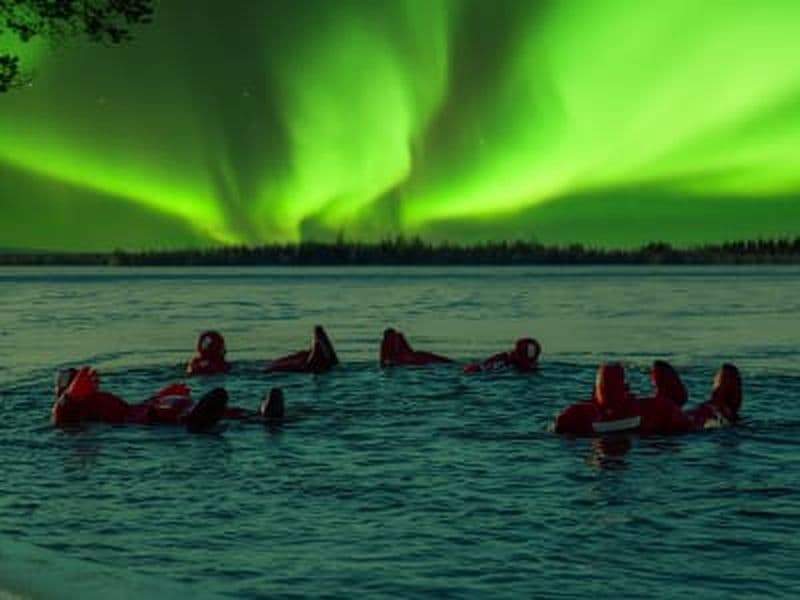 Billet Flottaison sur glace sous les aurores boréales en Laponie finlandaise près de Rovaniemi