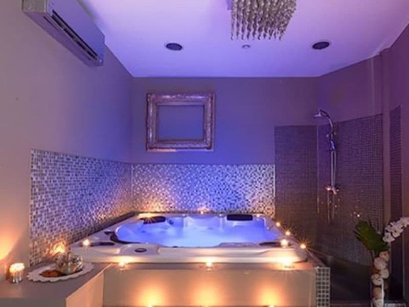 Billet SPA et jacuzzi privatif à Marseille 9ème (13)