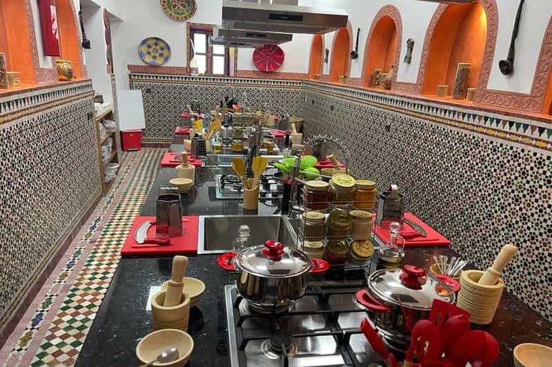 Billet Fès : préparation traditionnelle du thé dans un palais traditionnel