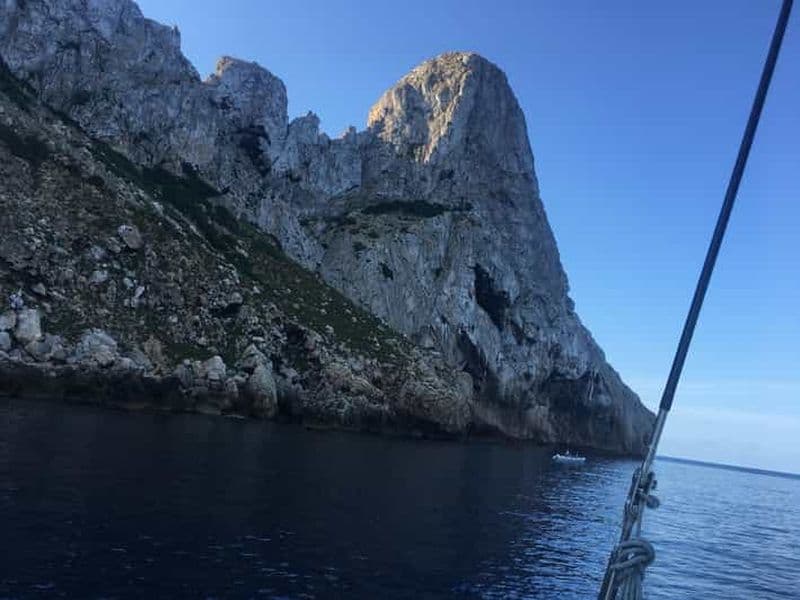 Billet EXCURSION EN BATEAU PRIVÉ À ES VEDRA ET AUX MEILLEURES GROTTES D'IBIZA