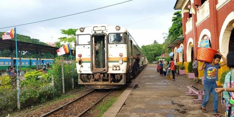 Billet Visite d'une jounée à Yangon avec promenade en train circulaire
