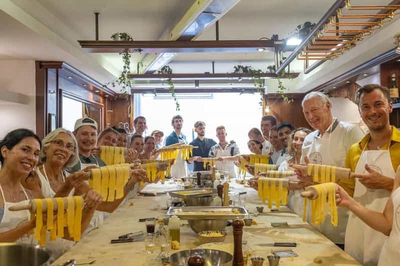 Billet Florence : Cours de pâtes aux truffes avec meule de fromage flambée et Tiramisù