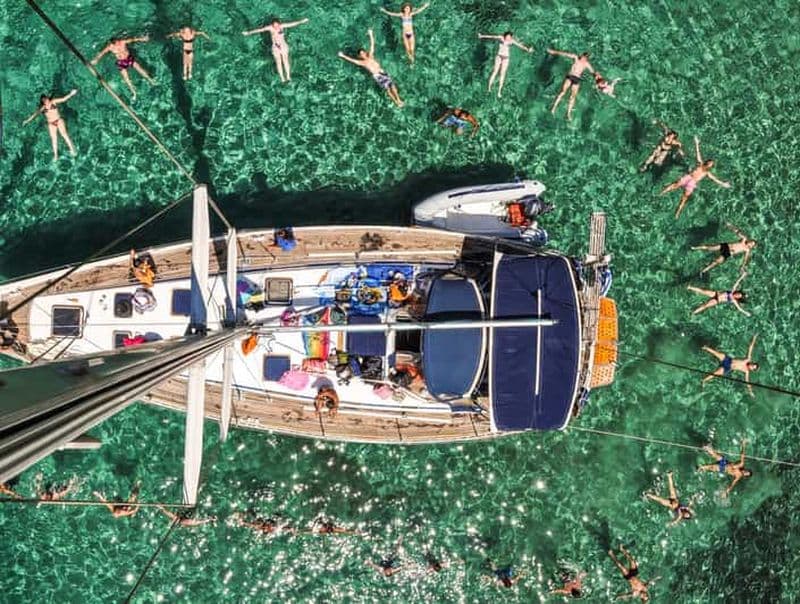 Billet Adamas : Milos et Polyaigos : visite d'une jounée en bateau à voile avec déjeuner
