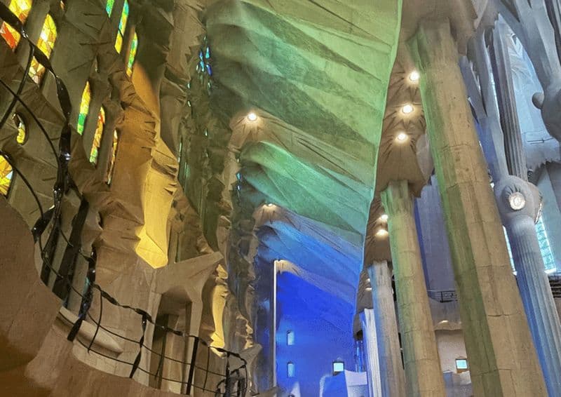 Billet Visite guidée de la Sagrada Familia et expérience de voile à Barcelone