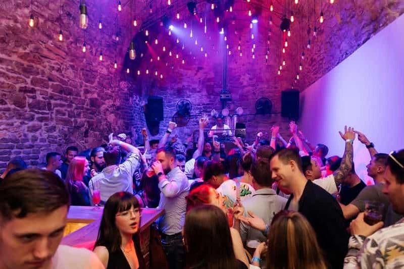 Billet Prague : Tournée des bars avec entrée au Karlovy Lazne et shots