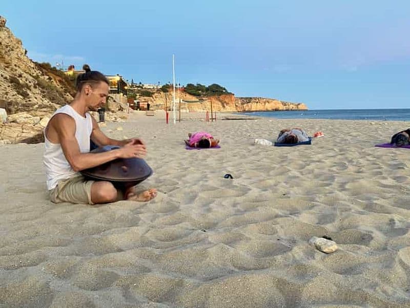 Billet Lagos : Calme océanique | Yoga sur la plage et voyage sonore au handpan