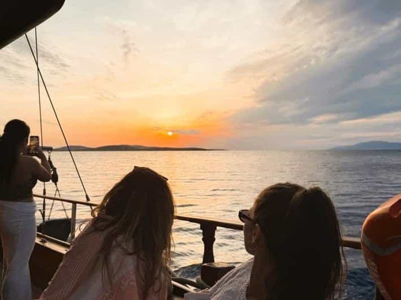 Billet Mykonos : Croisière au coucher du soleil avec dîner léger et boissons