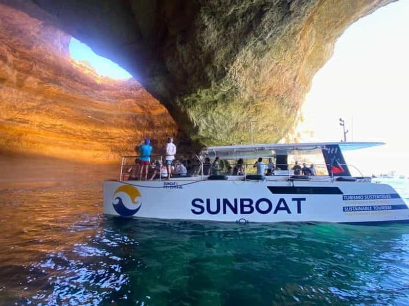 Billet Portimão : Les grottes de Benagil et la côte d'or en éco-catamaran