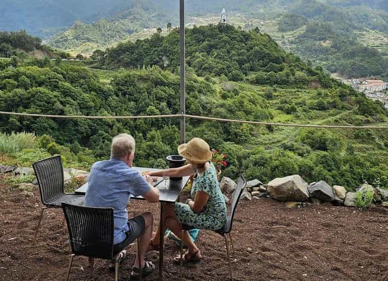 Billet Au départ de Funchal : visite guidée sur le thème du vin de Madère, téléphérique et déjeuner typique.