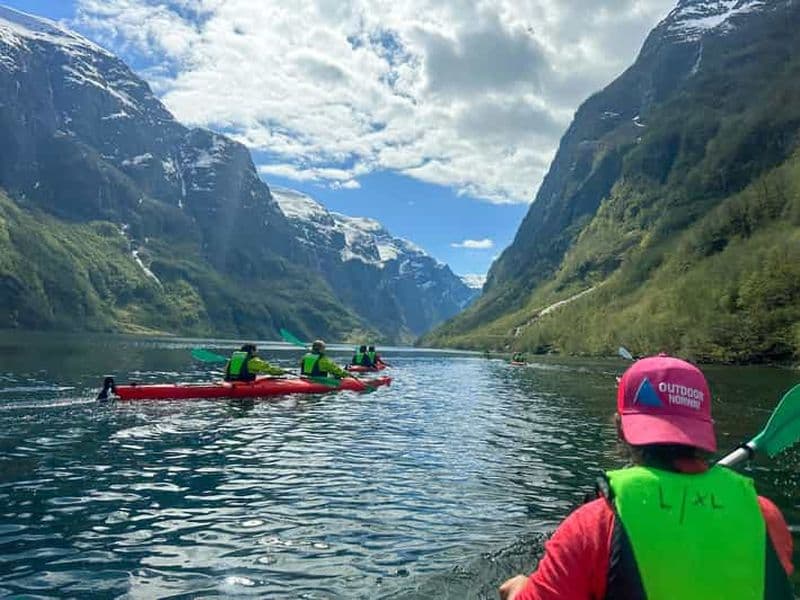 Billet Vossevangen : Excursion guidée d'une journée complète en kayak dans le Nærøyfjord