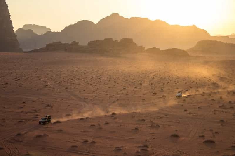 Billet Wadi Rum : Découvrez le Pass Jeep Tour de 9 heures, Guide, Repas et Hébergement