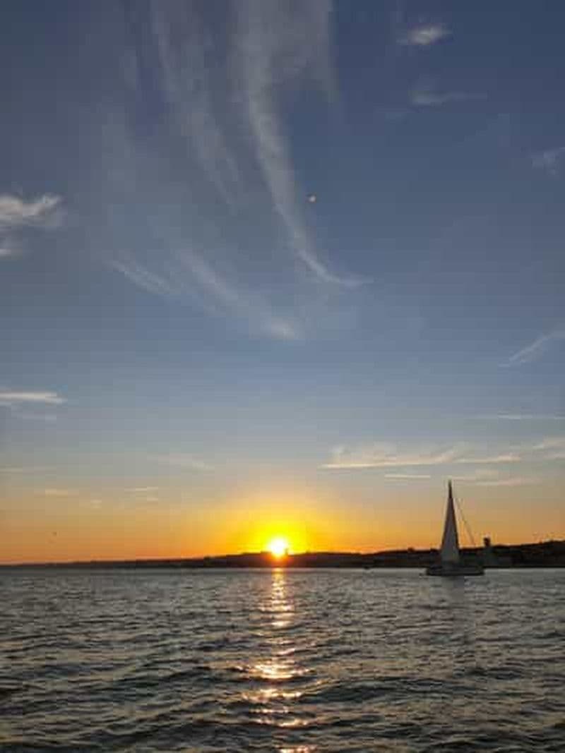 Billet ⛵Bluemotion Lisbon⛵ : Visite privée à la voile au coucher du soleil sur le fleuve Tage.