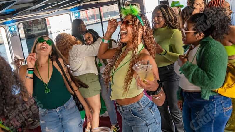Billet New York : croisière festive de la Saint-Patrick avec boissons, DJ et vues sur la ville