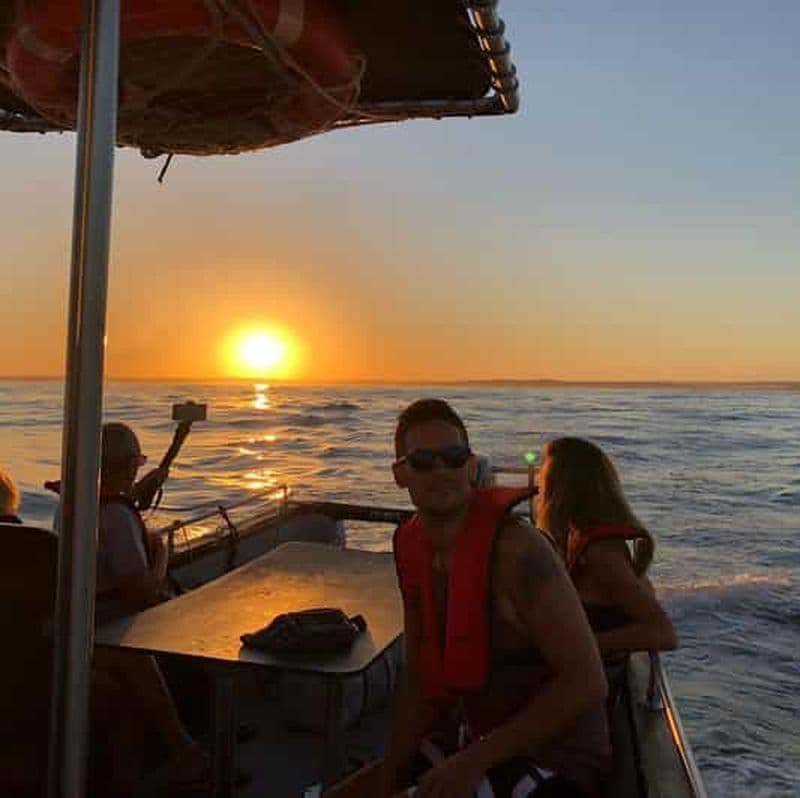Billet Au départ de Portimão : Excursion en bateau au coucher du soleil avec du vin
