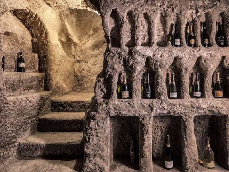 Billet Visite d'une grotte souterraine avec dégustation de mets et de vins près d'Asti