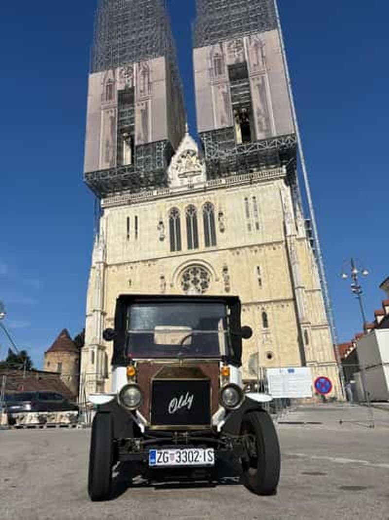 Billet Zagreb : visite de la ville basse en voiture électrique vintage