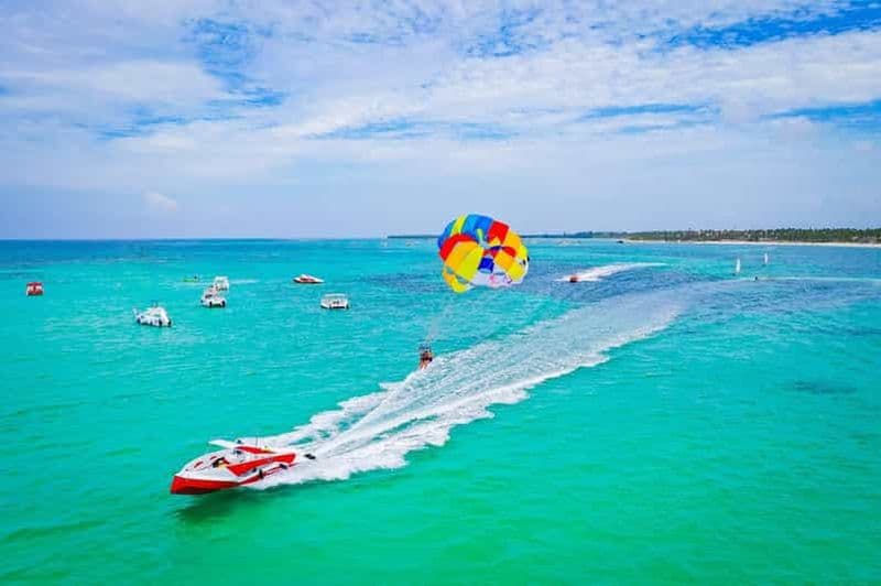 Billet Région de Punta Cana : croisière festive avec parachute ascensionnel et bar ouvert