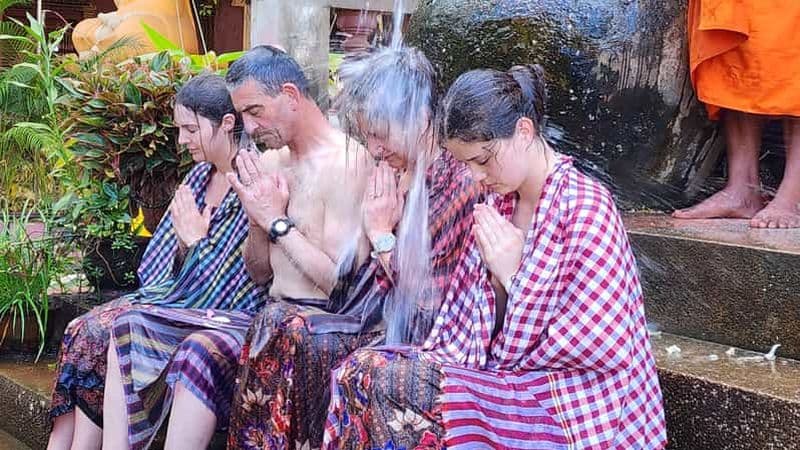 Billet Bénédiction de l'eau bouddhiste cambodgienne et marché local à Siem Reap