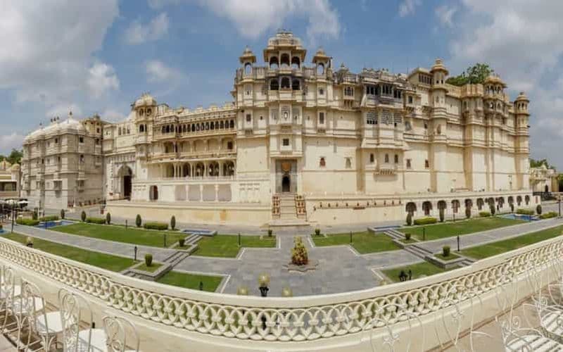 Billet Udaipur : Palais de la ville, croisière sur le lac Pichola et spectacle de danse